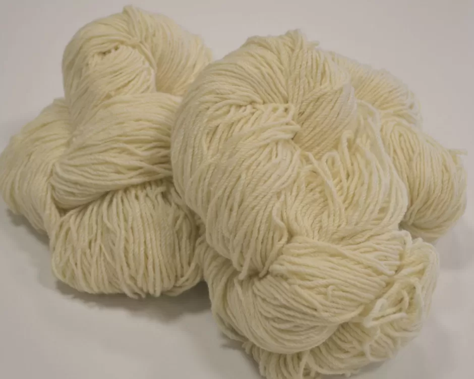 aran_wool_knitting_hanks__organic_white_5.webp Aran Wool<Glenaran Aran Wool Knitting Hanks - Organic White